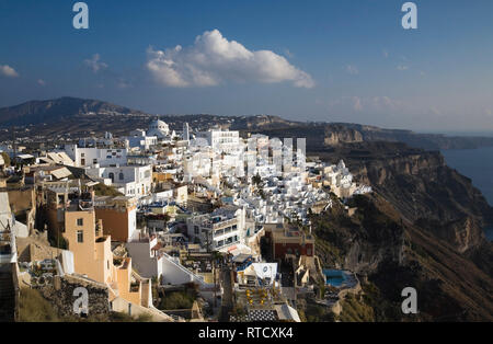 Il villaggio di Fira, Santorini, Grecia Foto Stock