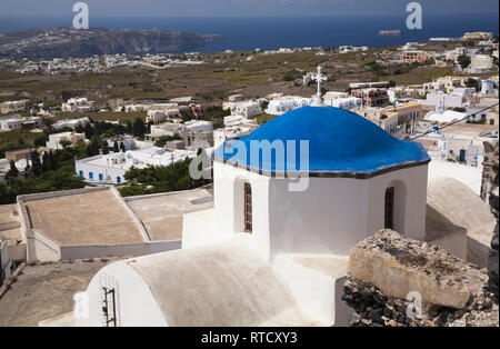 Blu cappella a cupola in Pyrgos Village, Santorini, Grecia Foto Stock