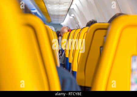 Las Palmas de Gran Canaria, Spagna - 13 dicembre 2018: le righe di colore giallo posti passeggeri all'interno del Boeing 737, operati da Ryanair Foto Stock