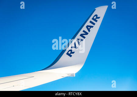 Portogallo - Dicembre 13, 2018: Boeing 737 aerei operati da Ryanair (reg. numero EI-GDC) voli sopra il Portogallo. Vista l'ala di aeromobile e b Foto Stock