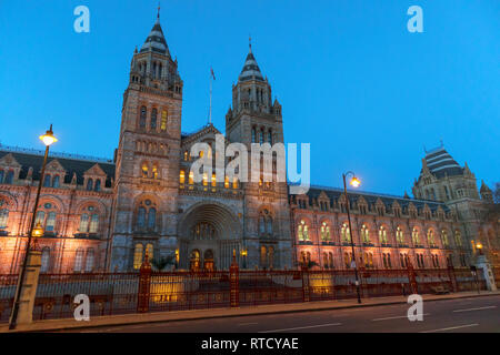 Vista serale della facciata frontale dell'iconico Museo di Storia Naturale di Alfred Waterhouse Building, Cromwell Road, South Kensington, Londra SW7 Foto Stock