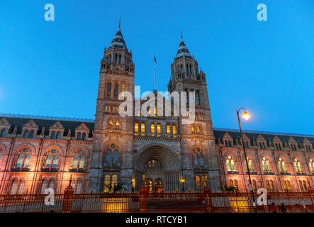 Vista serale della facciata frontale dell'iconico Museo di Storia Naturale di Alfred Waterhouse Building, Cromwell Road, South Kensington, Londra SW7 Foto Stock