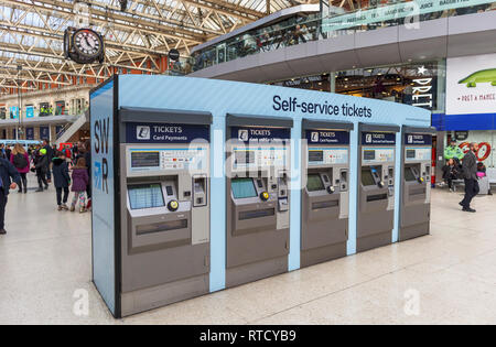 Le tariffe ferroviarie, prezzi e biglietti: ferroviario sudoccidentale di biglietteria self-service sul piazzale della Stazione Waterloo di Londra, Lambeth, London SE1 Foto Stock