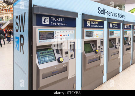 Le tariffe ferroviarie, prezzi e biglietti: ferroviario sudoccidentale di biglietteria self-service sul piazzale della Stazione Waterloo di Londra, Lambeth, London SE1 Foto Stock