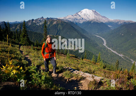 WA15818-00...WASHINGTON - escursionista sul picco di cristallo Trail nel Mount Rainier National Park. Foto Stock