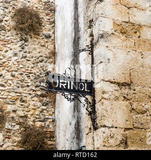 Il segno di un'aria aperta molto vecchio orinatoio pubblico nella città storica, vicino al St George Castle, di Lisbona, Portogallo Foto Stock