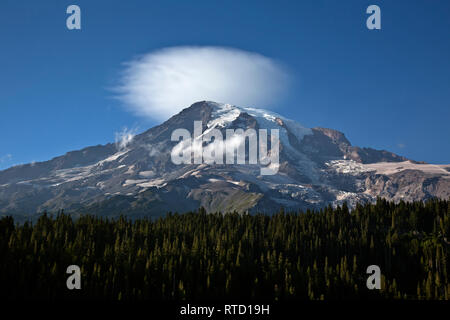 WA15831-00...WASHINGTON - nuvola di formazione del cappuccio sulla cima del monte Rainier, visto dal punto di ispirazione in Mount Rainier National Park. Foto Stock