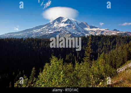 WA15832-00...WASHINGTON - nuvola di formazione del cappuccio sulla cima del monte Rainier, visto dal punto di ispirazione in Mount Rainier National Park. Foto Stock