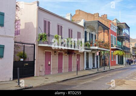 NEW ORLEANS, LA -26 GENNAIO 2019- Visualizzare dei tradizionali balconi in ferro battuto nel Quartiere Francese di New Orleans, in Louisiana. Foto Stock