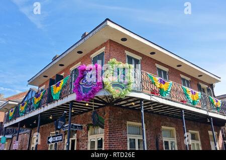 NEW ORLEANS, LA -26 GENNAIO 2019- Visualizzare dei tradizionali balconi in ferro battuto nel Quartiere Francese di New Orleans, in Louisiana. Foto Stock