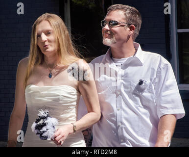 La sposa e lo sposo a piedi la loro cerimonia nuziale presso il Marshall Park in Ocean Springs, Mississippi. Foto Stock