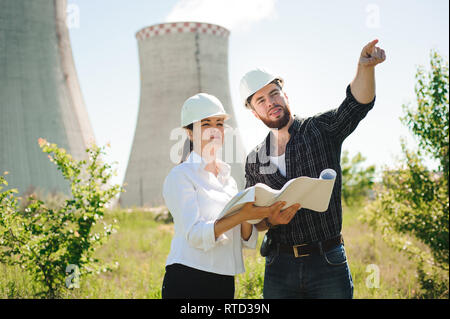 Due lavoratori indossare casco protettivo funziona a potenza elettrica ferroviaria. Foto Stock