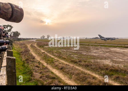 RAF Panavia Tornado nell ultimo giorno del volo di una quantità di aeromobile prima al tipo di andare fuori servizio. Il rullaggio in passato gli appassionati. Tramonto Foto Stock