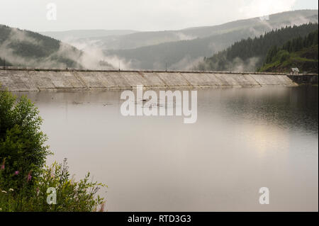 91 metro alto Oasa Barajul (Oasa Dam) e Lacul Oasa (Lago Oasa) su Sebes fiume sulla strada Transalpina (DN67C) in Parang Montagne dei Carpazi Meridionali Foto Stock