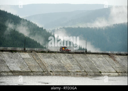 91 metro alto Oasa Barajul (Oasa Dam) e Lacul Oasa (Lago Oasa) su Sebes fiume sulla strada Transalpina (DN67C) in Parang Montagne dei Carpazi Meridionali Foto Stock