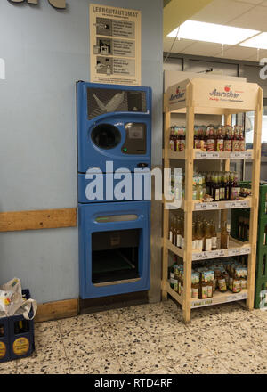 Di plastica e una bottiglia di vetro riciclaggio punto nel supermercato per bottiglie con un deposito. Norden. Frisia orientale. Bassa Sassonia. Germania. Foto Stock