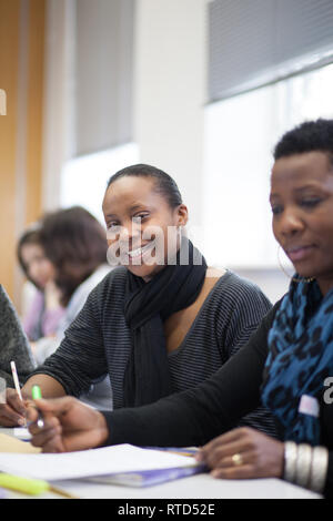 Adulti in una ulteriore istruzione college per studiare EFL, inglese come lingua straniera Foto Stock