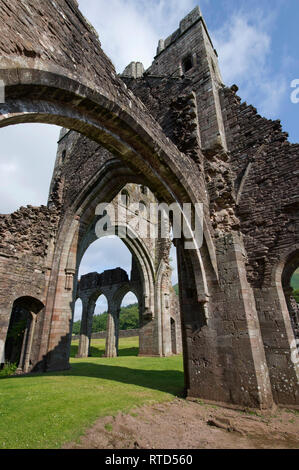 Llanthony Priory, Monmouthshire, Galles un Agostiniano rovina. Foto Stock