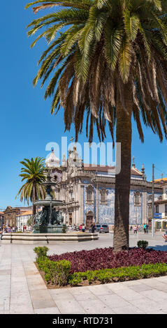 Fontana Fonte dos Leões vicino a Igreja do Carmo, Porto, Portogallo Foto Stock