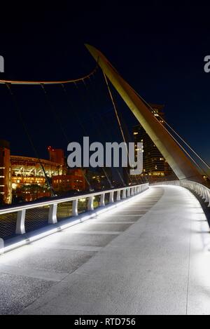 L'iconico, moderno 500-piedi lungo Harbor Drive ponte pedonale a sunrise, collega Petco Park a Baia di San Diego e dal Centro Congressi di San Diego, Stati Uniti d'America Foto Stock