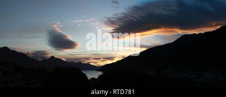 Alta risoluzione panoramic guardando sopra Queenstown nell'Isola Sud della Nuova Zelanda al lago Wakatipu al tramonto Foto Stock
