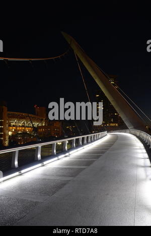 L'iconico, moderno 500-piedi lungo Harbor Drive ponte pedonale a sunrise, collega Petco Park a Baia di San Diego e dal Centro Congressi di San Diego, Stati Uniti d'America Foto Stock