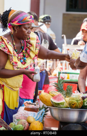 Cartagena Colombia,Plaza San Pedro Claver,Black Blacks African African African Ethnic minority,Afro Caribbean Palenqueras,adulti adulti donna donne pazza Foto Stock