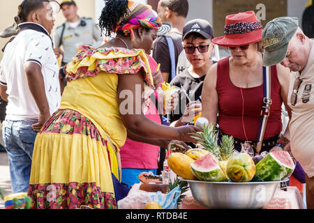 Cartagena Colombia,Plaza San Pedro Claver,Palenqueras nero afro caraibico,donna donna donne,venditore di frutta,costume tradizionale,simbo patrimonio culturale Foto Stock