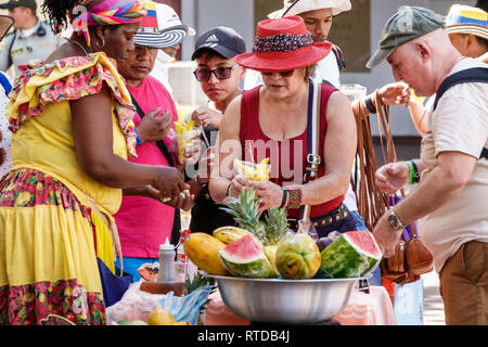 Cartagena Colombia,Plaza San Pedro Claver,Black Blacks African African African Ethnic minority,Afro Caribbean Palenqueras,adulti adulti donna donne pazza Foto Stock