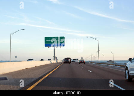 Una strada a pedaggio conduce al Sunshine Skyway Bridge a sud di San Pietroburgo, Florida, Stati Uniti d'America. Foto Stock