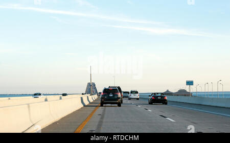 Una strada a pedaggio conduce al Sunshine Skyway Bridge a sud di San Pietroburgo, Florida, Stati Uniti d'America. Foto Stock
