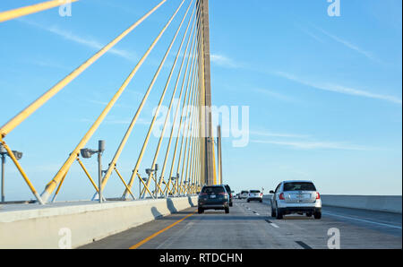 Una strada a pedaggio conduce al Sunshine Skyway Bridge a sud di San Pietroburgo, Florida, Stati Uniti d'America. Foto Stock