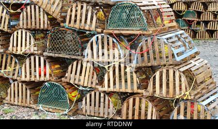 Pallet legno lobster trappole impilate su pavimentazioni Foto Stock