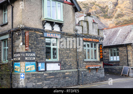 John Ruskin Museum e onesto shop a Coniston village,Parco Nazionale del Distretto dei Laghi,Cumbria,Inghilterra Foto Stock