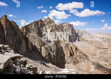 Vista verso il Monte Whitney vertice dal sentiero, Sequoia National Park, Eastern Sierra Nevada, in California Foto Stock