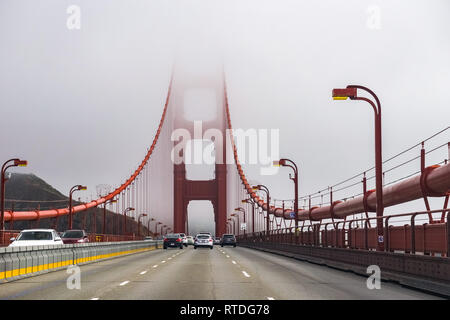 San Francisco, CA/STATI UNITI D'AMERICA LUGLIO 2, 2016 - Golden Gate Bridge inghiottito dalla nebbia e nuvole, San Francisco Foto Stock