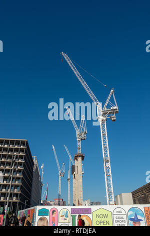 4 bianco gru edili sul sito della costruzione della nuova Londra Google HQ in Kings Cross a Londra, Inghilterra Foto Stock