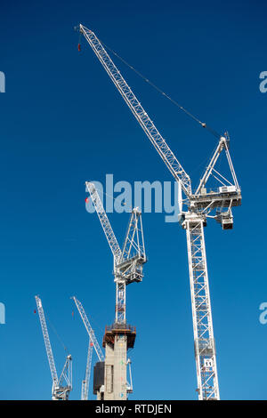 4 bianco gru edili sul sito della costruzione della nuova Londra Google HQ in Kings Cross a Londra, Inghilterra Foto Stock