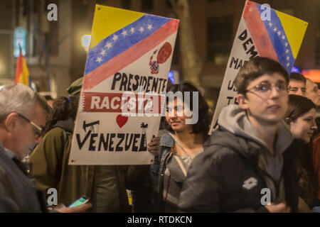 Un manifestante visto targhetta di contenimento durante la protesta. Protesta contro l'intervento militare degli Stati Uniti in Venezuela, nessuna guerra intervento in Madrid Spagna. Foto Stock