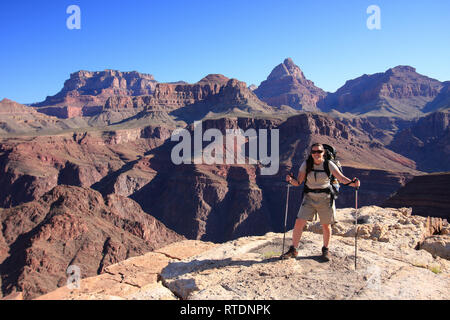 Giovane donna backpacker sull'Tonto Trail nel Parco Nazionale del Grand Canyon, Arizona. Foto Stock