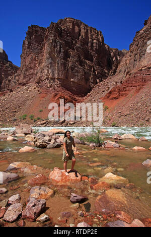 Giovane donna backpacker dal fiume Colorado in Hance Rapids nel Parco Nazionale del Grand Canyon, Arizona. Foto Stock