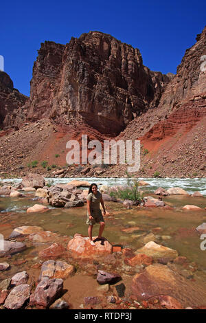 Giovane donna backpacker dal fiume Colorado in Hance Rapids nel Parco Nazionale del Grand Canyon, Arizona. Foto Stock