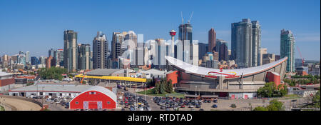 La Calgary skyline con la Scotiabank Saddledome in primo piano a Calgary, Alberta. Il Saddledome è casa di Calgary Flames NHL. Foto Stock
