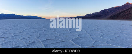 Salina al bacino Badwater, Parco Nazionale della Valle della Morte, California, Stati Uniti. Foto Stock