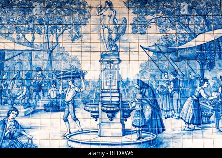 Scena di strada con fontana, mercato storico piastrella Azulejo picture, dipinto piastrelle ceramiche, Funchal, Madeira, Portogallo Foto Stock