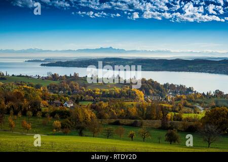 Vista sul lago di Costanza in autunno, sul retro della catena alpina, vicino a Überlingen, il lago di Costanza district, Baden-Württemberg Foto Stock