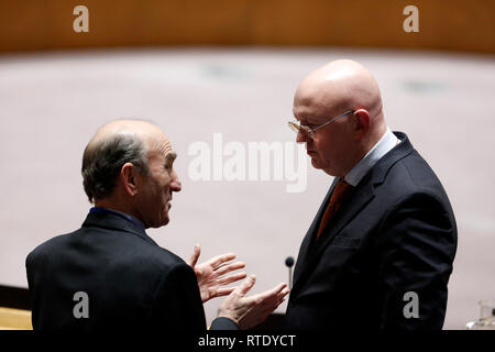 Organizzazione delle Nazioni Unite, la sede delle Nazioni Unite a New York. 28 Feb, 2019. Elliott Abrams (L), U.S. Il rappresentante speciale per il Venezuela, i colloqui con la Russia al rappresentante permanente presso le Nazioni Unite Vassily Nebenzia, prima di una riunione del Consiglio di sicurezza sul Venezuela, presso la sede delle Nazioni Unite a New York, 28 febbraio, 2019. Il Consiglio di Sicurezza delle Nazioni Unite il giovedì non è riuscita ad adottare concorrenza due progetti di risoluzione sul Venezuela, sponsorizzato da Stati Uniti e Russia rispettivamente. Credito: Li Muzi/Xinhua/Alamy Live News Foto Stock