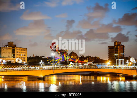 PE - Recife - 28/02/2019 - carnevale 2019 - Galo da Madrugada - Vista di Duarte Coelho Bridge, in Boa Vista quartiere, dove il Gallo da Madrugada allegoria viene impostato per il carnevale, foto: Paulo Paiva / AGIF Foto Stock