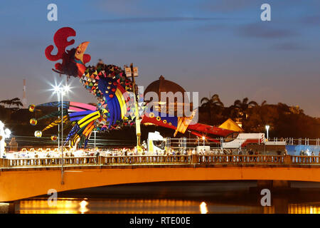 PE - Recife - 28/02/2019 - carnevale 2019 - Galo da Madrugada - Vista di Duarte Coelho Bridge, in Boa Vista quartiere, dove il Gallo da Madrugada allegoria viene impostato per il carnevale, foto: Paulo Paiva / AGIF Foto Stock