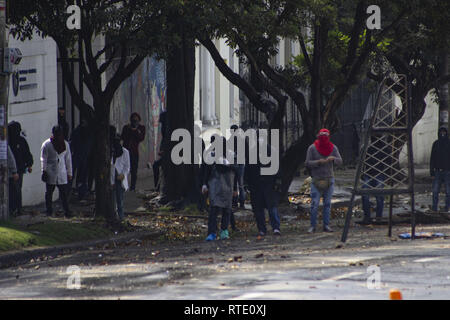 Incappucciati in disordini all'Università pedagogica. 28 Feb, 2019. Credito: Daniel Garzon Herazo/ZUMA filo/Alamy Live News Foto Stock